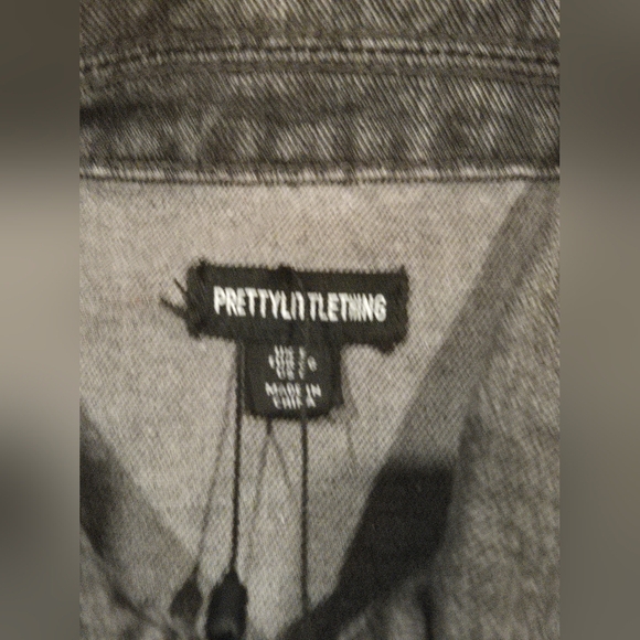 💚 NWT Pretty Little Thing Two-Tone Cropped Denim Jacket - Picture 6 of 8